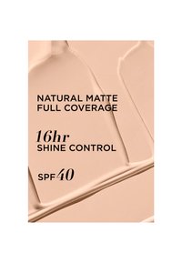 Texture mate naturelle de maquillage échantillonnée avec texte : couvrance totale, contrôle de la brillance pendant 16 heures, et protection SPF 40.