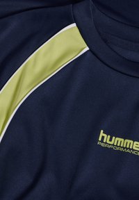 Marinblå kortärmad skjorta med limegröna och vita accenter, med en logotyp i klargrönt. Slät tyg med sportig design.