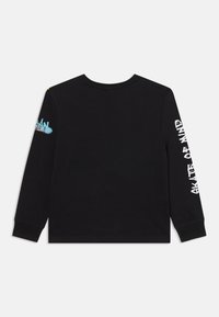 Schwarzes langärmeliges Shirt aus Baumwolle mit Rundhalsausschnitt. Verfügt über weißen Text und eine blaue Grafik auf dem linken Ärmel. Schlichtes, lässiges Design.