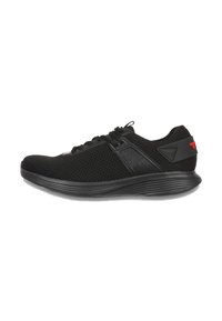 Zapatilla deportiva negra con parte superior de malla, diseño con cordones, acentos texturizados y suela curva. Presenta un logo en rojo y detalles perforados.