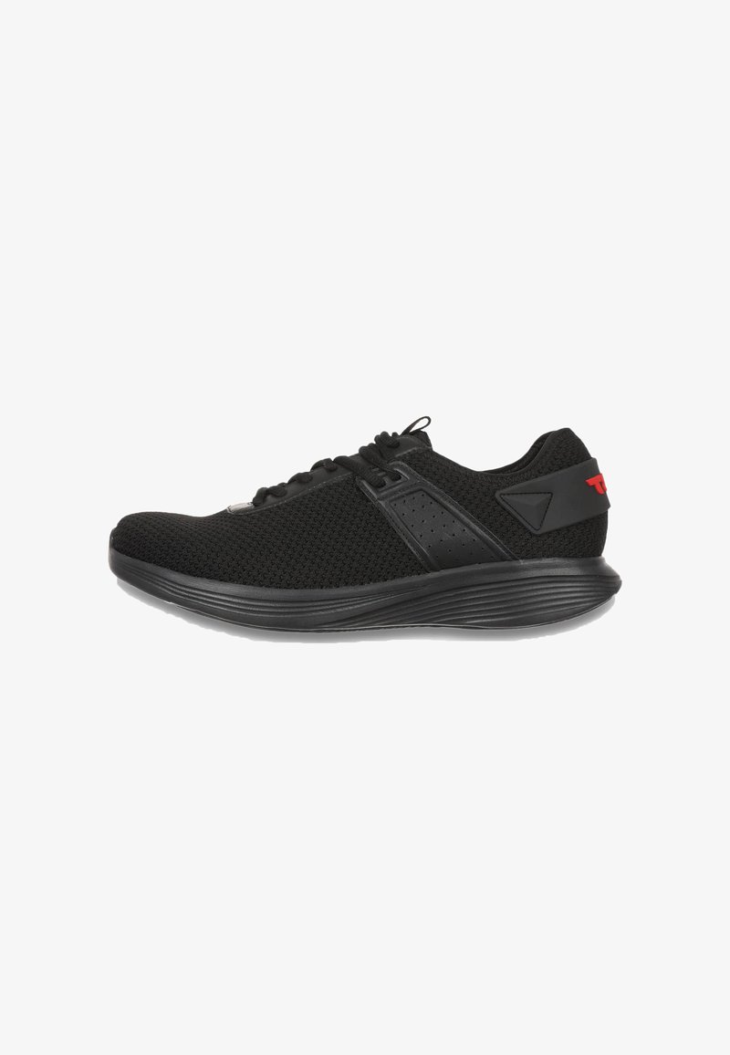 Chaussure de sport noire avec un dessus en maille, un design à lacets, des accents texturés et une semelle courbée. Présente un logo rouge et des détails perforés.