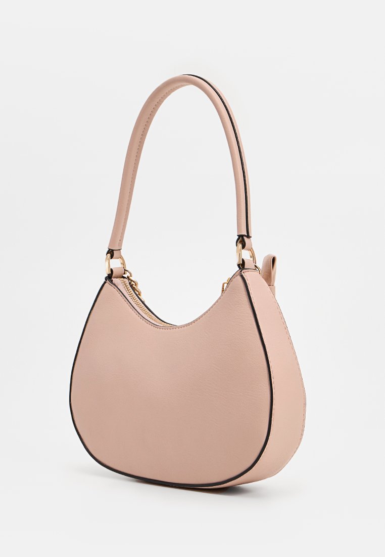 Sac à main en cuir rose avec une forme courbée et semi-arrondie. Il présente des finitions noires, une poignée unique et des garnitures en métal. Texture lisse.