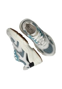 Chunky sneakers met een mix van witte leren en denimblauwe panelen, textuuraccenten, platte witte veters en een rubberen zool. Merklabel: LOFF 1881.
