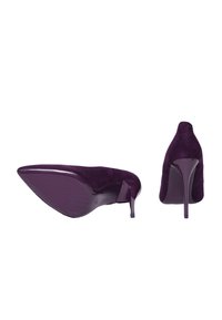 Un paio di tacchi a stiletto in suede viola, uno che mostra la suola laterale e l'altro che mostra la vista del tallone posteriore su uno sfondo bianco.