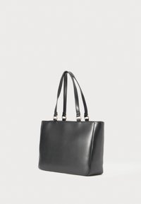 Schwarze Ledertasche mit glatter Oberfläche, rechteckiger Form, doppelten Griffen und akzenten in goldfarbener Hardware. Einfaches und funktionales Design.