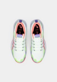 Λευκά αθλητικά παπούτσια με επάνω μέρος από πλέγμα, σε έντονες αποχρώσεις πράσινου λάιμ και ροζ, και σόλα με σχέδια. Λογότυπο Asics στο πλάι και στη γλώσσα του παπουτσιού.