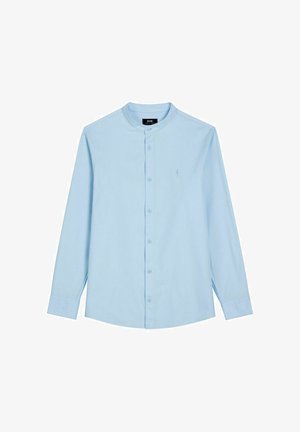 Jasnoniebieska męska koszula z długim rękawem, stójką mandaryńską, zapinana na guziki z przodu, z subtelnym logo na lewej piersi.