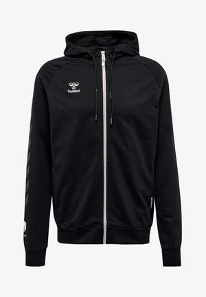 Haut à zip noir en tissu doux. Comprend une capuche avec cordon, une fermeture éclair contrastante et un logo blanc avec des rayures diagonales le long des manches.