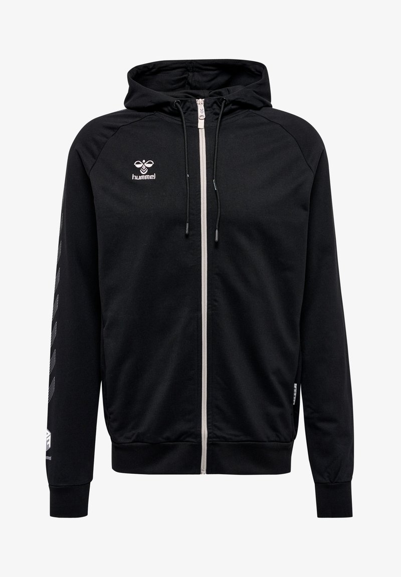 Zwarte rits hoodie gemaakt van zacht materiaal. Voorzien van een trekkoord in de capuchon, contrasterende ritssluiting en een wit logo met diagonale strepen langs de mouwen.