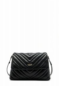 Zwarte doorgestikte leren handtas met chevronpatroon, voorzien van een klep met sluiting en een gouden logodetail. Inclusief verstelbare schouderriem.