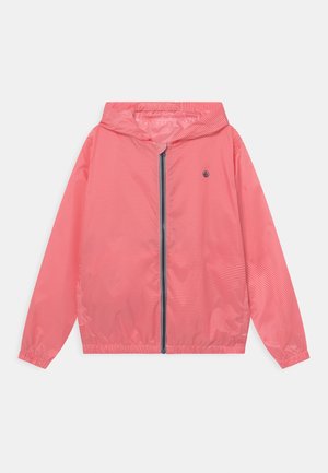 Veste légère à rayures rouges avec capuche, fermeture éclair complète, poignets élastiques et petit logo sur la poitrine gauche. Matière lisse et résistante à l'eau.