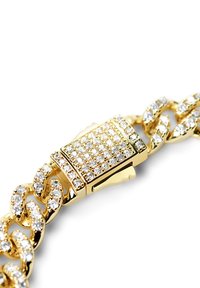 Gullfarget armbånd med sammenhengende ledd, dekorert med klare rhinestones og en rektangulær lås prydet med mindre steiner.