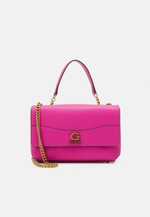 Borsa a tracolla in pelle rosa con logo dorato, design a pattina curva e tracolla dorata, dotata di manico corto e superficie liscia.