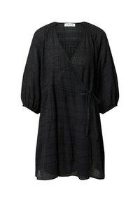 Abito nero avvolgente realizzato in tessuto testurizzato, con maniche a palloncino a tre quarti, cintura da annodare e orlo a strati.