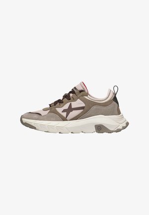 Bruin en beige sportshoe met een bovenwerk van suede, een gevoerd kraagje, een structuurzool en een opvallend sterontwerp aan de zijkant.
