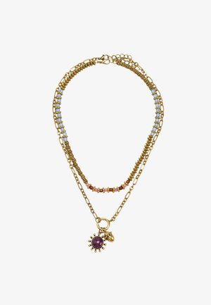 Naszyjnik z nawarstwionych złotych łańcuszków z niebieskimi, różowymi i czerwonymi koralikami, ozdobiony okrągłym fioletowym kamieniem i małą zawieszką w kształcie serca.