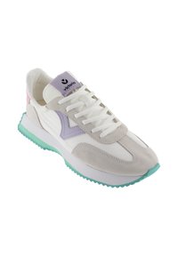 Vita sneakers med lila och rosa accenter, material av mocka och mesh, texturerad snörning, vadderad mintgrön sula.