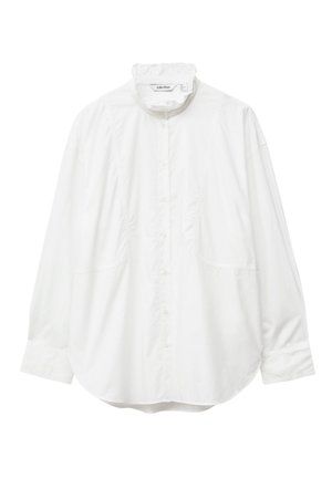 Hvid langærmet skjorte med mandarin krave, knappet fortil og to sidelommer. Glat bomuldsstof med en afslappet pasform og rundet kant.