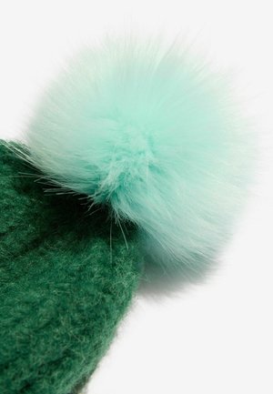 Berretto lavorato a maglia verde con un morbido pom-pom rotondo verde menta sulla parte superiore; presenta un tessuto testurizzato e peloso con una forma strutturata.