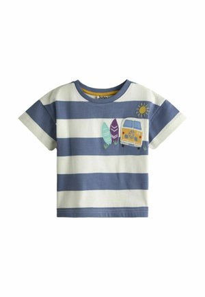 Csíkos rövid ujjú póló fehér és kék színekben, elöl hímzett vintage furgonnal, nappal és színes surfdeszkákkal díszítve.