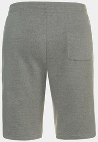Shorts en coton gris avec un design simple, une taille élastique et une poche arrière unique. Le tissu semble doux et légèrement texturé.