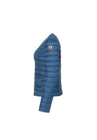 Giacca puffer blu con design trapuntato, chiusura con zip, tasca laterale e patch con logo sulla manica sinistra. Materiale leggero e testurizzato.