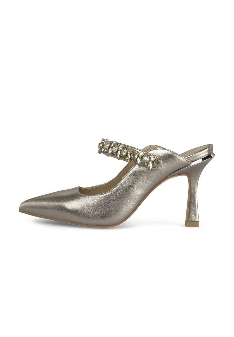 Décolleté slingback in argento metallico con punta affusolata, cinturino decorato con strass e tacco alto sottile. Texture liscia in tutta la scarpa.