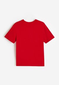 Czerwona bawełniana koszulka z krótkim rękawem, okrągłym dekoltem, jednolitym kolorem, gładką fakturą i prostym dołem. Bez nadruków ani ozdób.