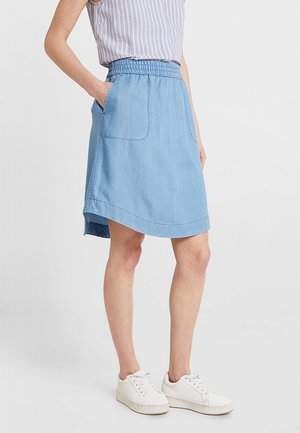 Denim rok in lichtblauw met een elastische tailleband, zijzakken en een licht asymmetrische zoom. Glad oppervlak met minimale stiksels.