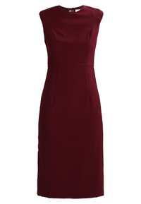 Bordeaux geklede mouwloze jurk met een rechte silhouette, ronde halslijn en subtiele zijnaden. Glad materiaal met een matte textuur.