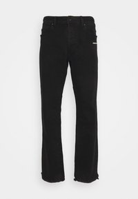 Svarta denimjeans med rak passform, med knappstängning fram, fem fickor och diskret logotypdetalj på sidan. Rå kant i botten.