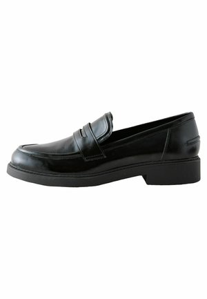 Črne usnjene loafersice z nizkim slojenim petnim delom, zaobljenim nosom, povišanimi šivi in podrobnostmi spredaj. Gladka, spolirana tekstura.