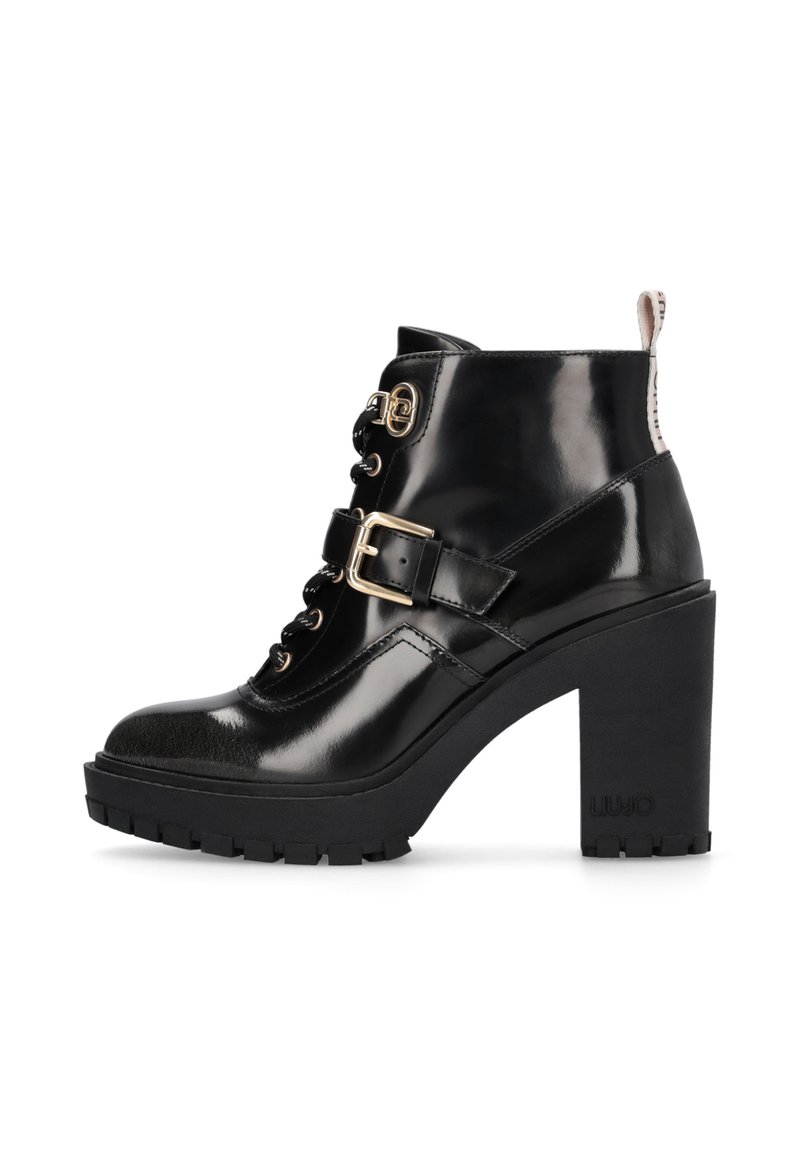 Schwarze Lackleder-Ankle Boots mit hohem Blockabsatz, schnürbarem Vorderteil, goldenen Hardware-Details und einer verstärkten Gummisohle.
