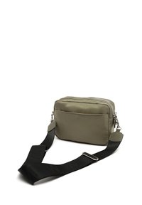 Borsa a tracolla in nylon verde oliva con due scomparti con zip, tracolla nera regolabile e dettagli in metallo argentato. Texture liscia.