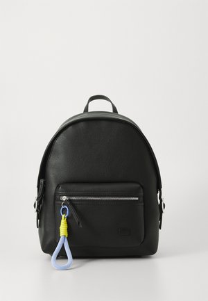 Sac à dos en cuir noir avec une forme arrondie, une surface texturée, une poche zippée à l'avant et un tirette coloré en jaune et bleu clair.