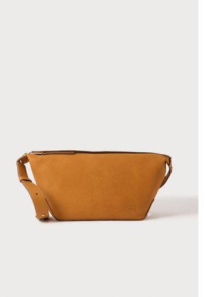 Jasnobrązowa skórzana torba na ramię z regulowanym paskiem i zamknięciem na zamek błyskawiczny, pokazana na jednolitym jasnym tle.