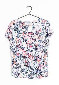 Kortærmet blomster-skjorte med en lysegrå baggrund og mønstre i blå, pink og orange, lavet af blødt, tekstureret materiale.