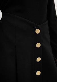 BUTTON DETAILED - Jupe trapèze - black