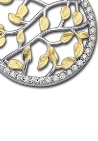Pendentif circulaire présentant des branches entrelacées en argent avec des feuilles dorées et une bordure de cristaux clairs étincelants.