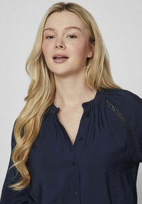 VILA Pluus - navy blazer