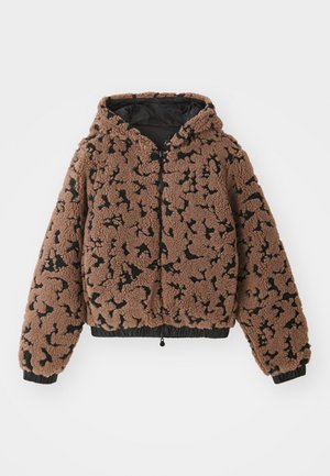 Rjava in črna fleec jakna s kapuco, z elastiko na manšetah in robu, sprednjim zadrgo in črnim notranjim podom.