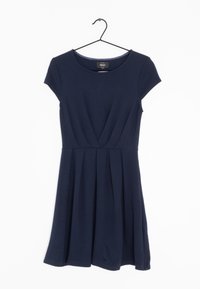 Laivastonsininen lyhythihainen mekko, jossa on pyöreä kaula-aukko, pleatattu hame ja kierrety yksityiskohta vyötäröllä, valmistettu pehmeästä ja joustavasta kankaasta.