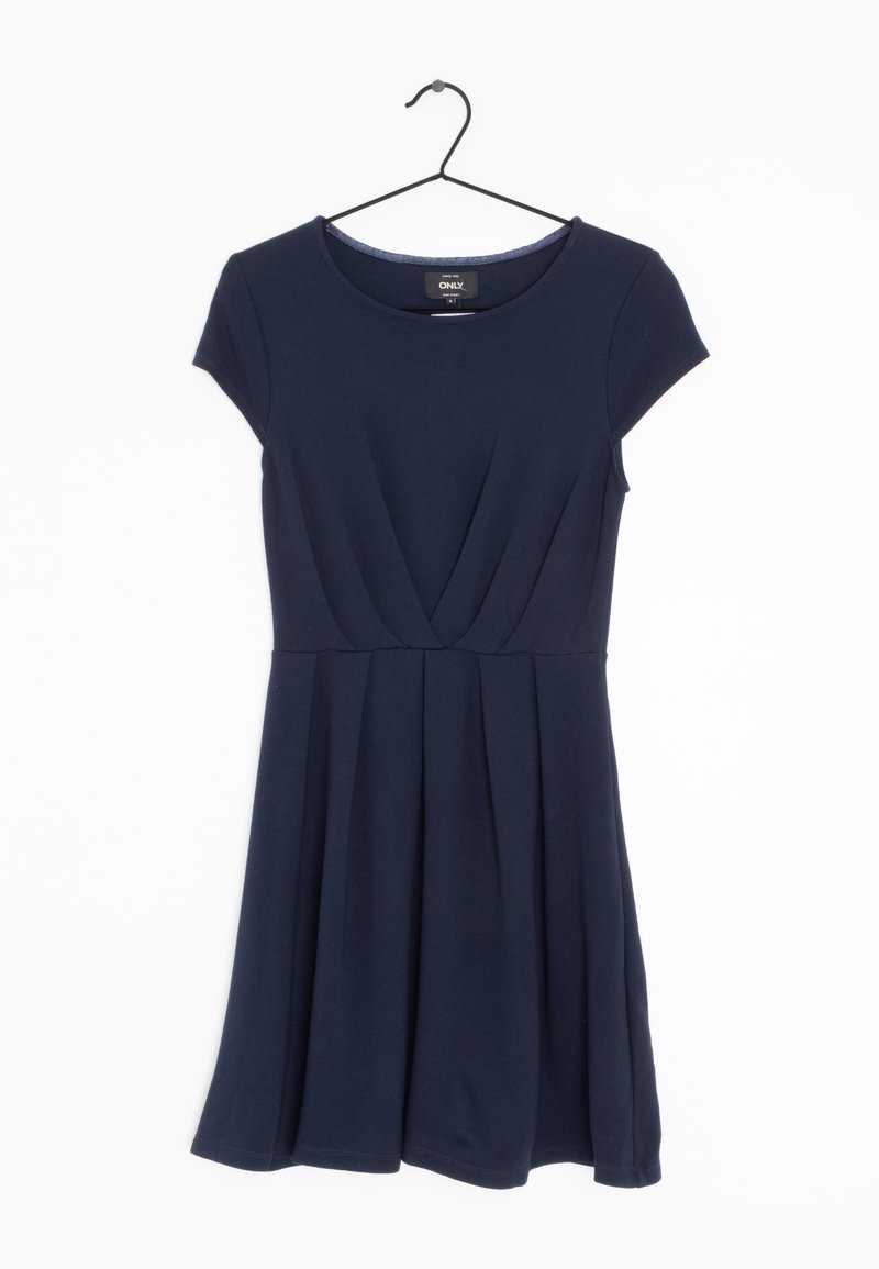 Laivastonsininen lyhythihainen mekko, jossa on pyöreä kaula-aukko, pleatattu hame ja kierrety yksityiskohta vyötäröllä, valmistettu pehmeästä ja joustavasta kankaasta.