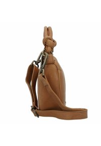 Tan leren crossbody tas met een geknoopte handgreep, verstelbare schouderband en metallic hardware. Compact rechthoekig van vorm met een gladde textuur.