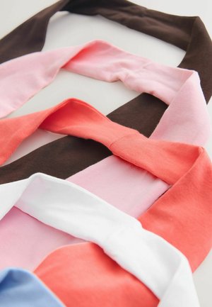 Bandeaux en tissu de différentes couleurs : corail, rose, marron, blanc et bleu. Matière en coton doux avec une texture lisse et un design simple.