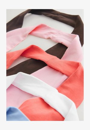 Kangashiuspannat eri väreissä: koralli, vaaleanpunainen, ruskea, valkoinen ja sininen. Pehmeää puuvillamateriaalia, sileä pinta ja yksinkertainen muotoilu.