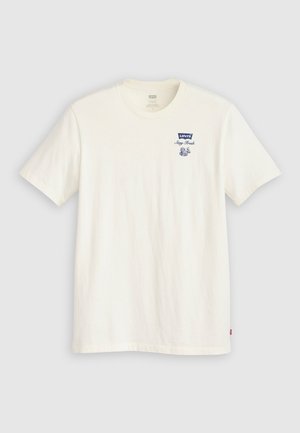 T-shirt blanc à manches courtes en coton. Présente une étiquette Levi's bleue avec le texte "Restez frais" et un petit graphique près de la poitrine.