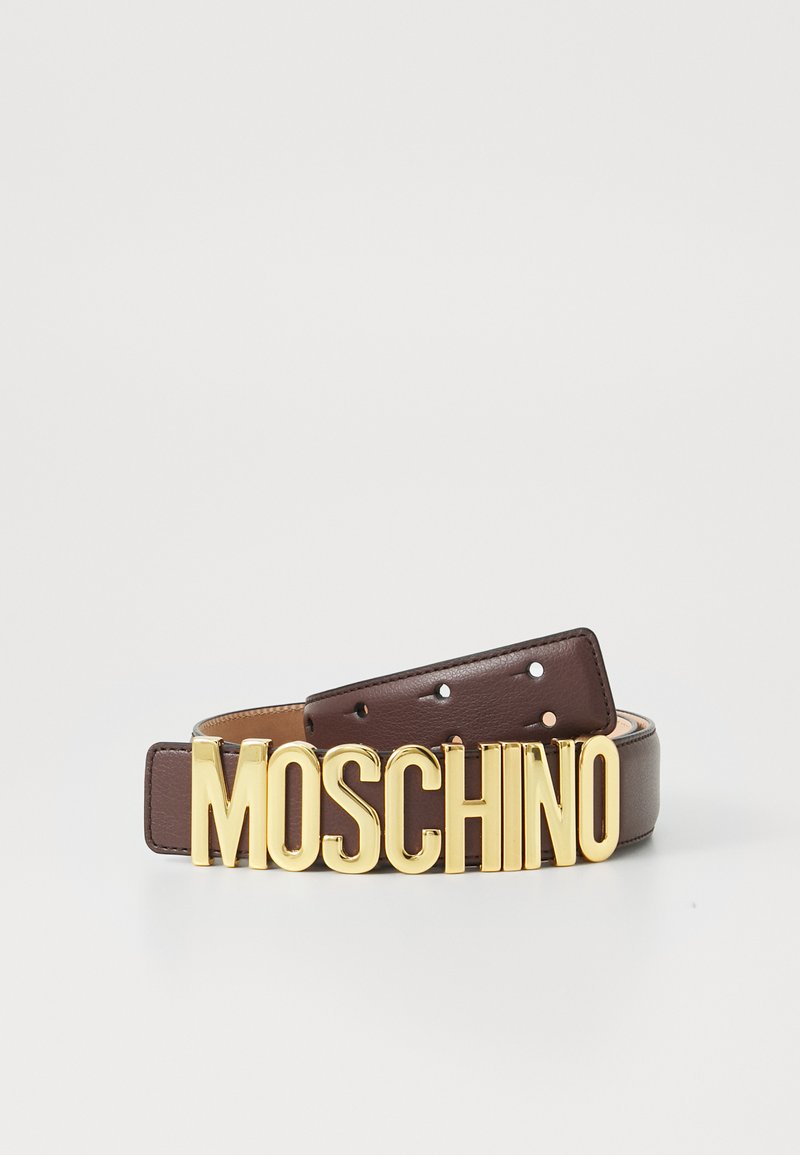 Brun lærbelte med en iøynefallende gull "MOSCHINO" logo-spenne, med flere hull for størrelsesjustering og en jevn overflate.
