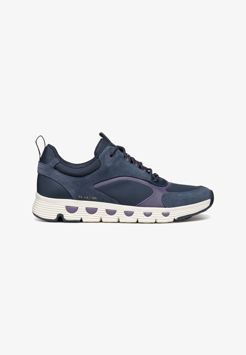 Sneaker blu navy con accenti viola, materiali in camoscio e rete, suola testurizzata con ritagli arrotondati e linguetta posteriore per una facile calzata.