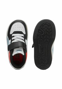 Sneaker bianco e nero con un accento blu, dotate di una linguetta imbottita, cinturino in velcro e suola in gomma nera testurizzata.